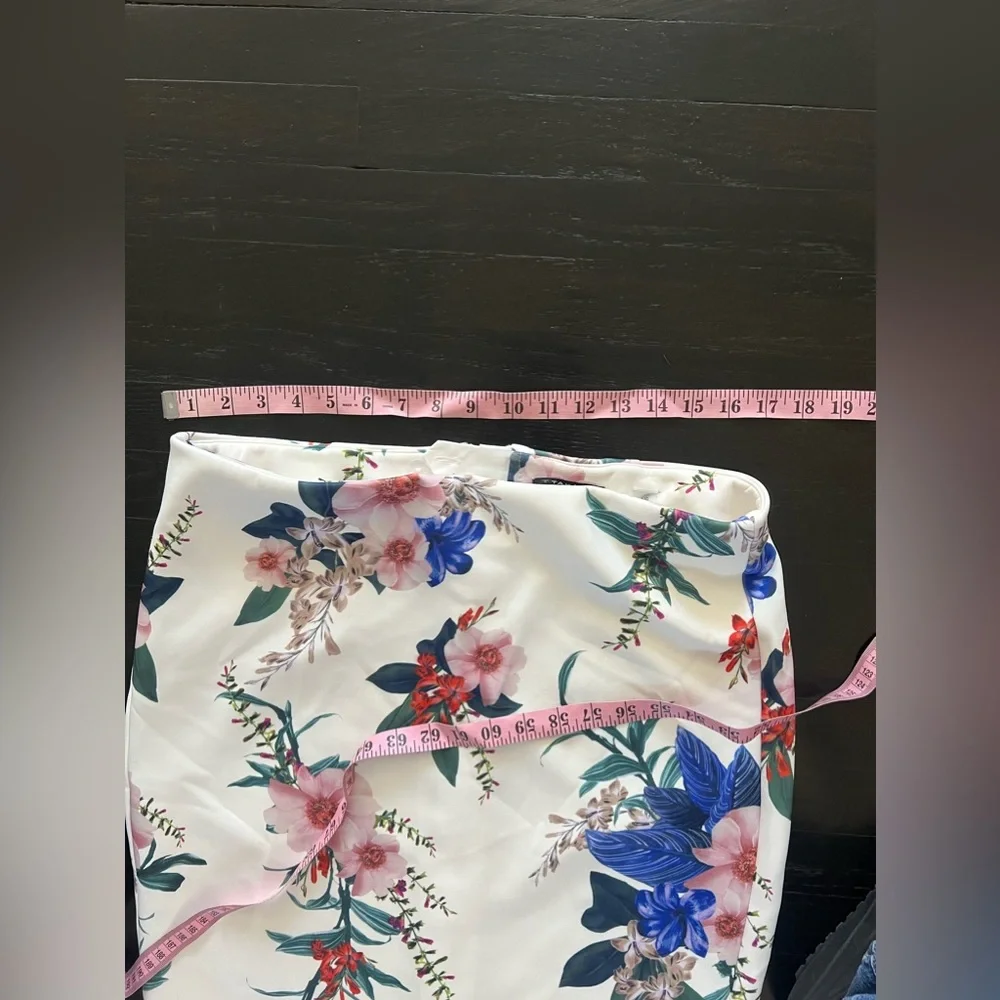T Tahari Floral Print Slim Skirt In White Bouquet Print size L/G